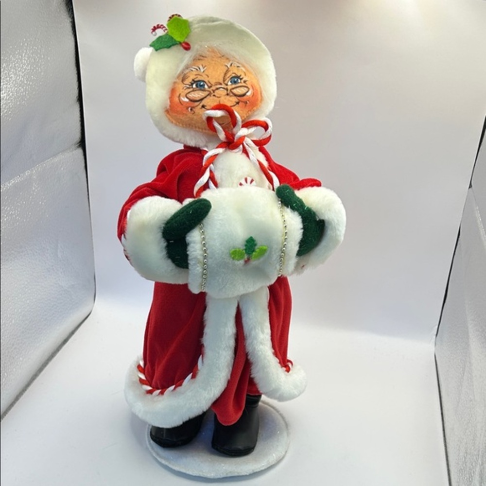 Annalee Mrs Claus with furry muff